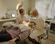 805942 Afbeelding van de behandeling van een patient door tandarts P.A. Meijer te Bunnik.